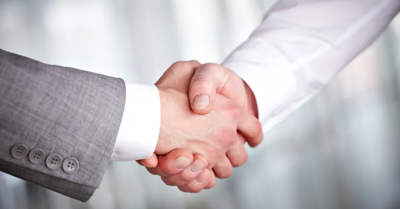 Två personer skakar hand.