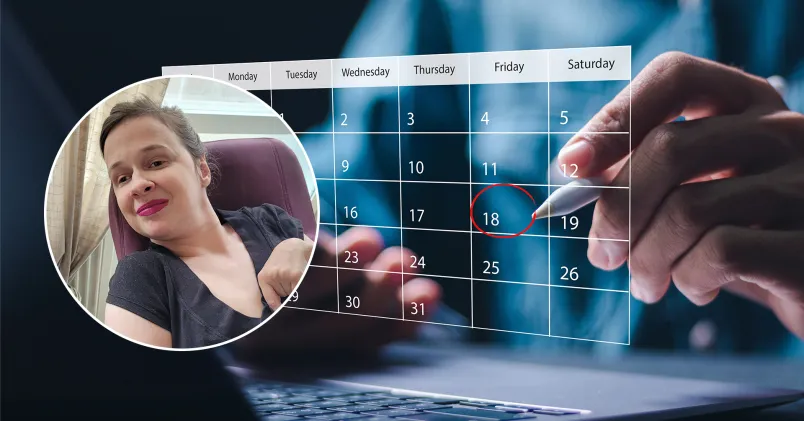 Hand skriver på ett schema på datorn