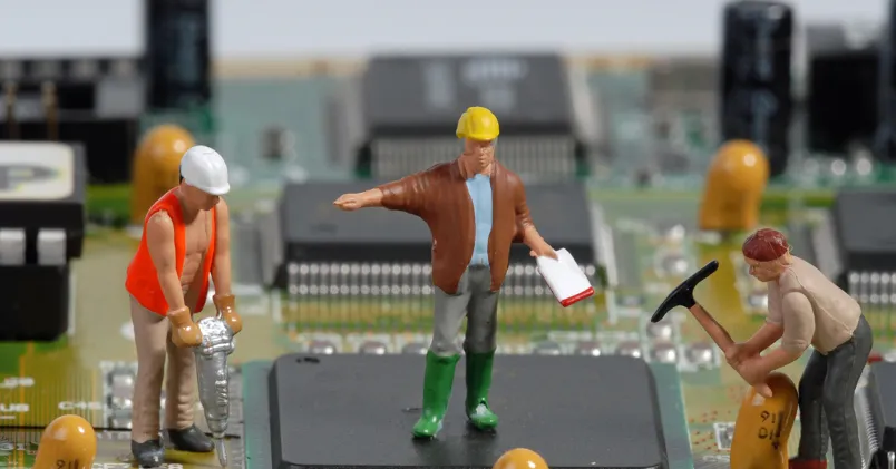 plastgubbar jobbar på ett skrivbord