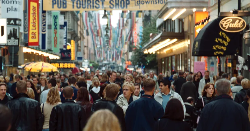 Stockdumma Myller av folk på gata i Stockholm