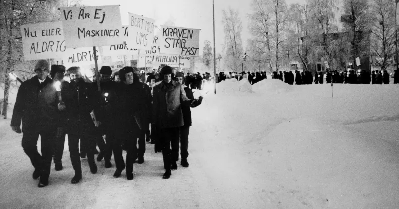 Svartvitt foto av demonstrationståg