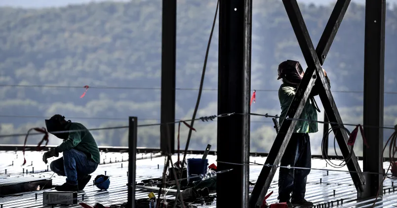 Två byggnadsarbetare