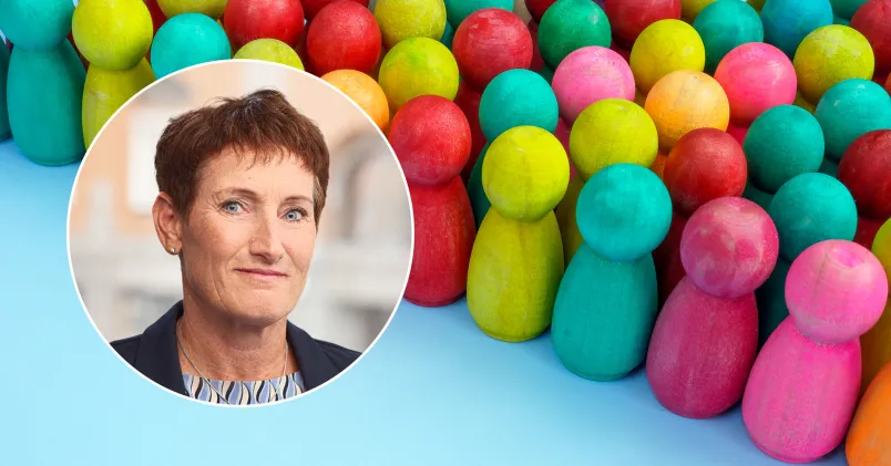 Mångfald trägubbar i olika färger på rad