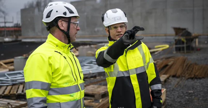 Anställda på en byggarbetsplats. Personerna på bilden har inte med innehållet i artikeln att göra.