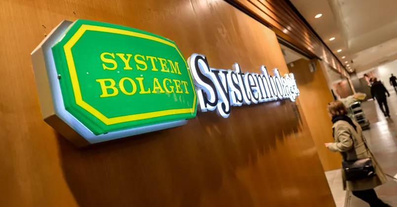 En skylt vid ingången till Systembolaget.