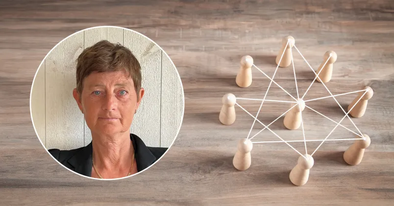 Små trägubbar står i grupp