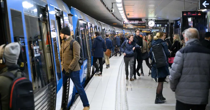 Bild på rusningstrafiken i Stockholms tunnelbana