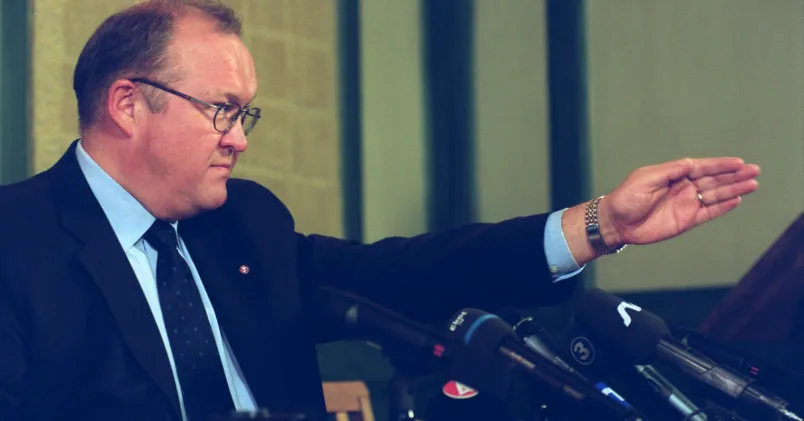 Göran Persson pekar med hela handen under en presskonferens.