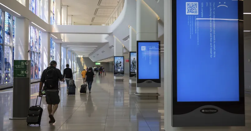 Datorskärmar på en flygplats är utslagna på grund av en IT-krasch.