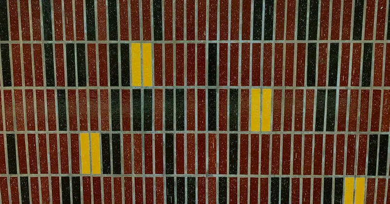 Bild på vägg i Stockholms tunnelbana