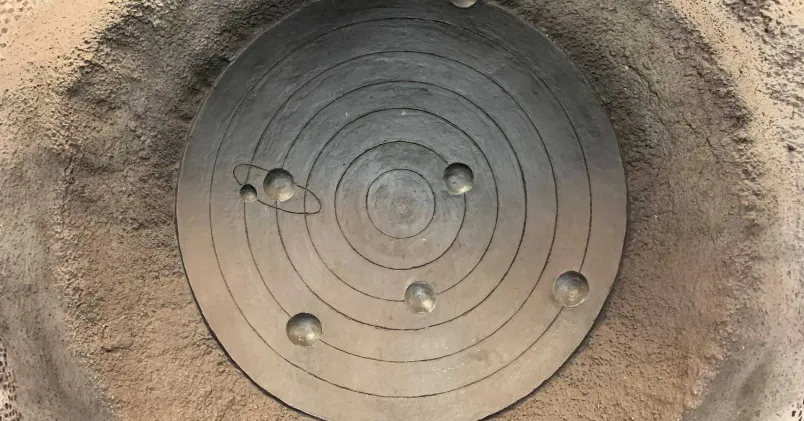 Bild på vägg i Stockholms tunnelbana