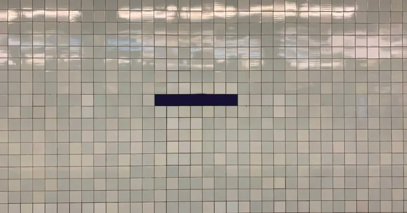 Bild på vägg i Stockholms tunnelbana