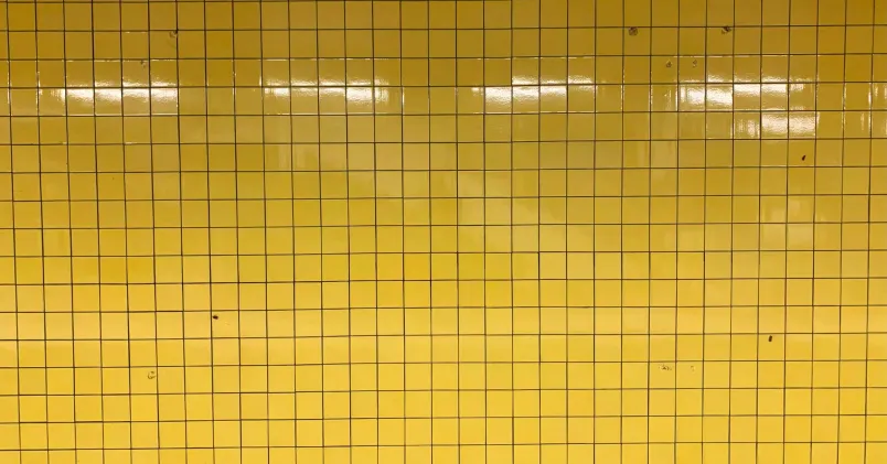 Bild på vägg i Stockholms tunnelbana