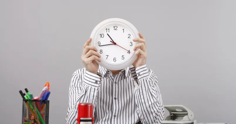 Man som håller upp en klocka