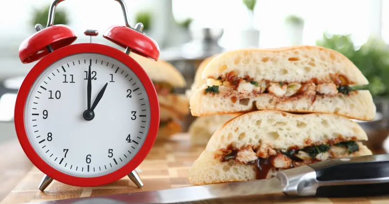 Väckarklocka och smörgås