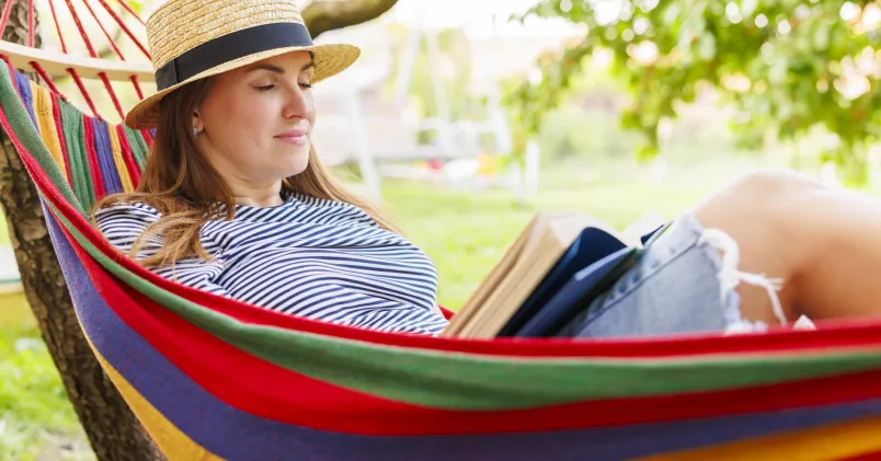 Kvinna i hängmatta