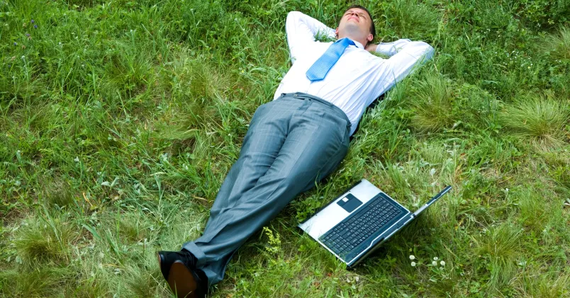 Man som vilar sig i gräset