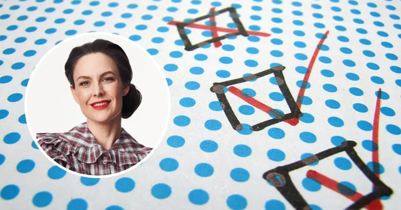 rutor som kryssats i över ett papper