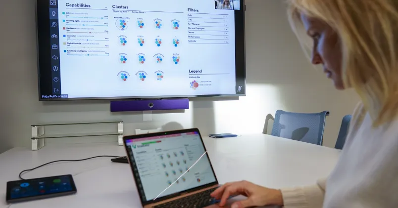 Frida Polli, grundare av det amerikanska AI-företaget Pymetrics, visar hur programmet används vid rekrytering.