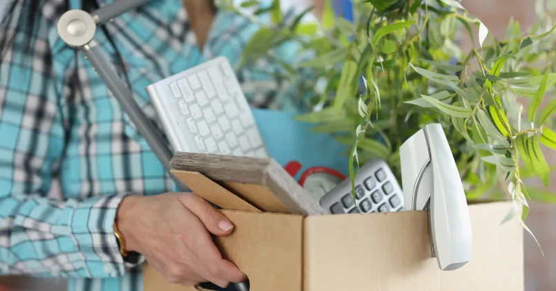 En Unionenmedlem slog larm om rasism på jobbet – och köptes ut. Läs Nicks berättelse om främlingsfientlighet, utanförskap och kampen för rättvisa.Man med låda kontorsprylar.