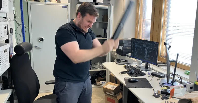 Man som slår tangentbord i bordet. Fem humoristiska — och högst ovederhäftiga — förklaringar till varför vissa drabbas mer av teknikstrul. Från hämndlystna nördar till nanitvirus och poltergeister.