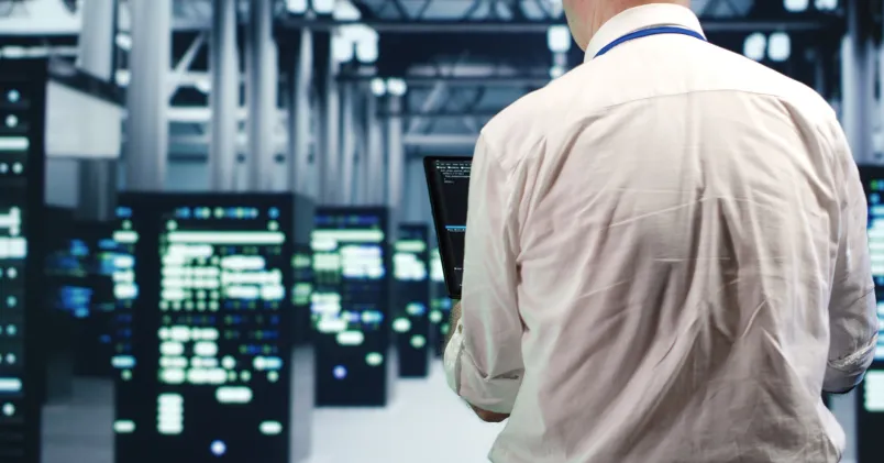 En sjukskriven IT-utvecklare i Stockholm nekades rehabilitering och avskedades utan uppsägningshandling. Unionen stämmer nu arbetsgivaren för brott mot LAS och kräver skadestånd. På bilden syns en IT-utvecklare i en serverhall.