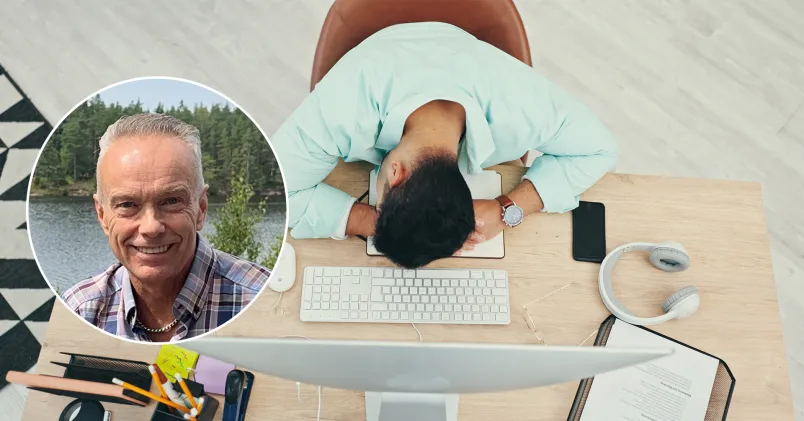 Man ligger på ett skrivbord