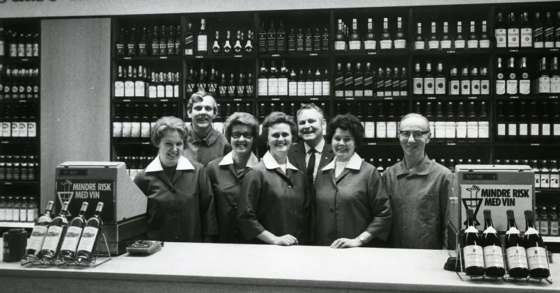 Äldre bild på Systembolagets personal i butik