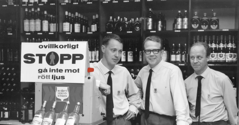 Kassaapparat med röd lampa samt tre expediter