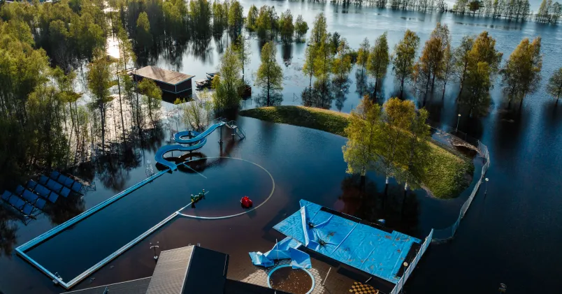 Översvämning från Torneälv, vattenmassor på vad som ser ut att vara en fotbollsplan