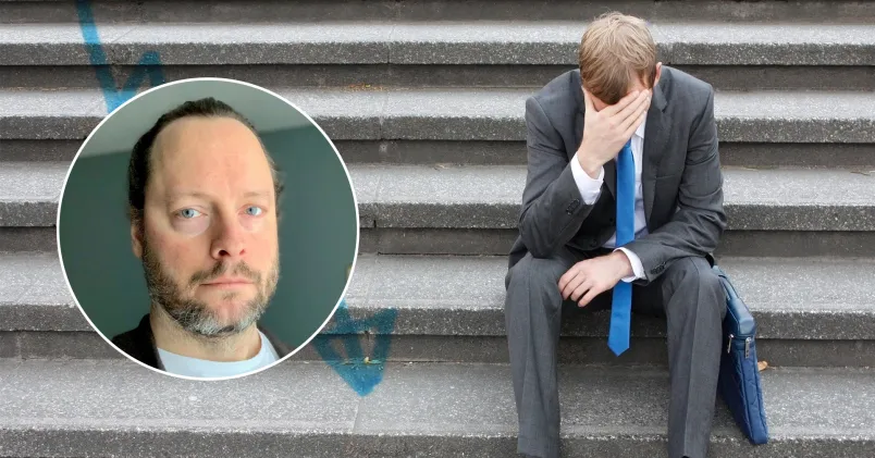 En man sitter i en trappa