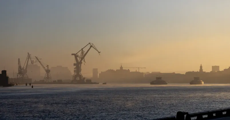 Göta älv med lastkranar i bakgrunden från Göteborgs hamn