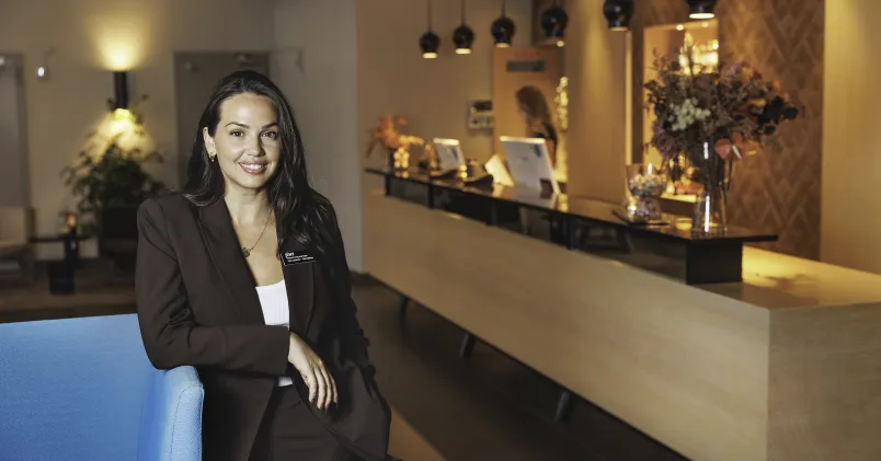Hotellchefen Jény Meira står i en lobby.