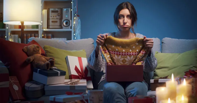 Kvinna får en jultröja i present och blir besiken. 