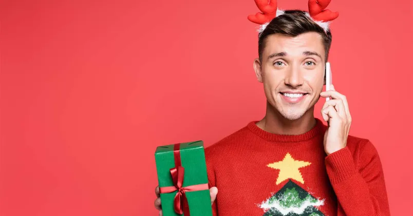 Man med juldiadem och jultröja