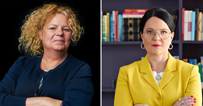 Bilden är delad och visar Lise-Lotte Argulander från Företagarna till vänster. Hon har ljust lockigt hår och mörka kläder, och står med armarna i kors. Till höger syns TCO:s ordförande Therese Svanström. Även hon har armarna i kors, hon bär knallgul kavaj, har mörkt hår uppsatt i tofs och glasögon. I bakgrund är det mycket böcker.