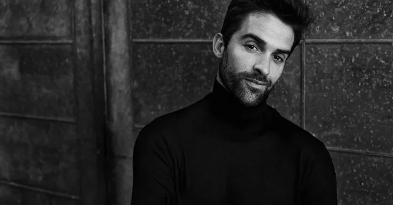 man i svart polotröja