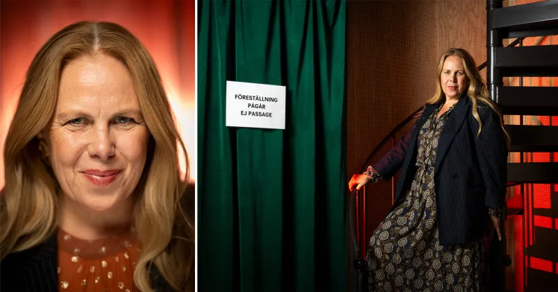 Symbolisk bild av teatermiljö: teaterchef Petra Brylander  i mönstrad klänning och randig kavaj står vid en spiraltrappa bredvid en grön ridå med skylten 'Föreställning pågår – ej passage', vilket illustrerar arbetet bakom kulisserna