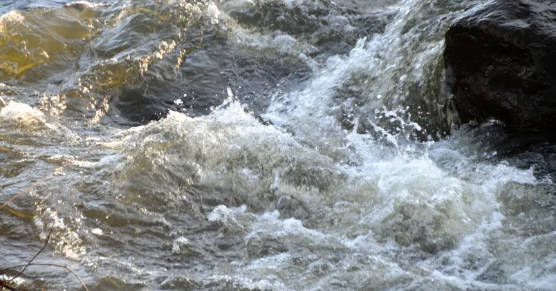 Vatten som forsar fram rejält.