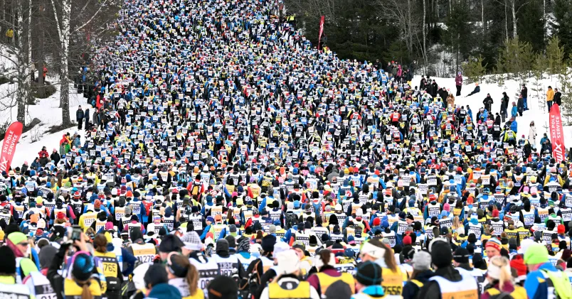 Kö uppför första backen i Vasaloppet.