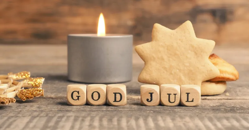 Pepparkakor och en skylt med texten God Jul. Kollega-redaktionen tar julledigt och är tillbaka i början av januari.