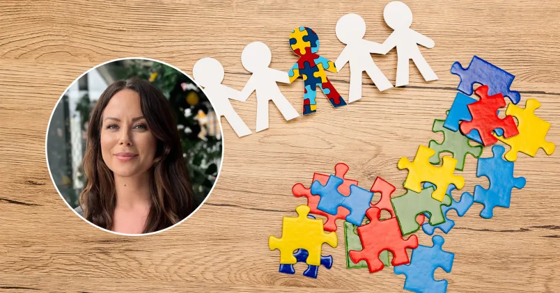 Pappersgubbar som håller varandra i handen 