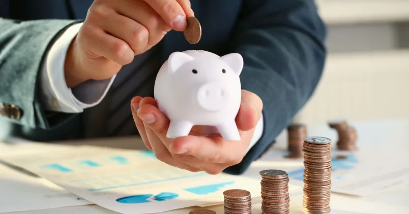 Mynt och spargris. Som arbetslös gäller det att hålla i pengarna.