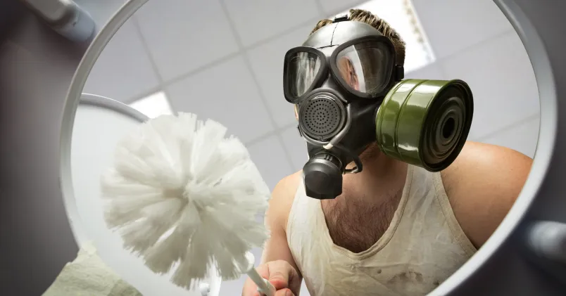 Ostädad jobbtoalett med papper på golvet och dålig lukt – exempel på dålig arbetsmiljö.