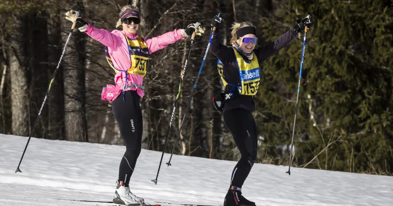 Två glada kvinnor i Vasaloppsspåret.