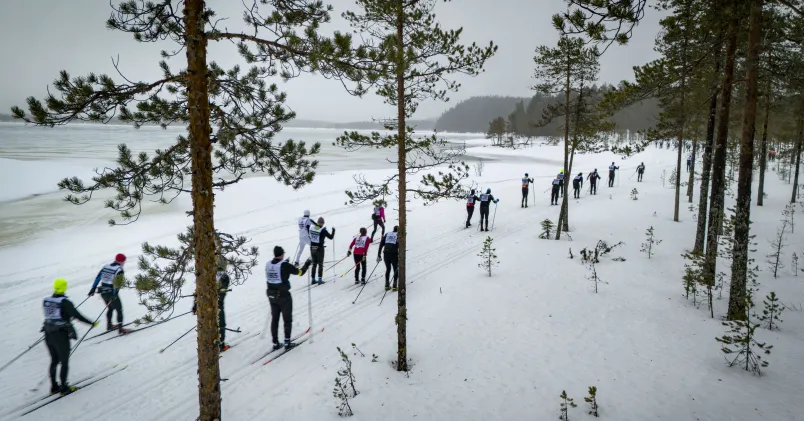 Skidåkare i Vasaloppet, spåret går utmed en sjö.