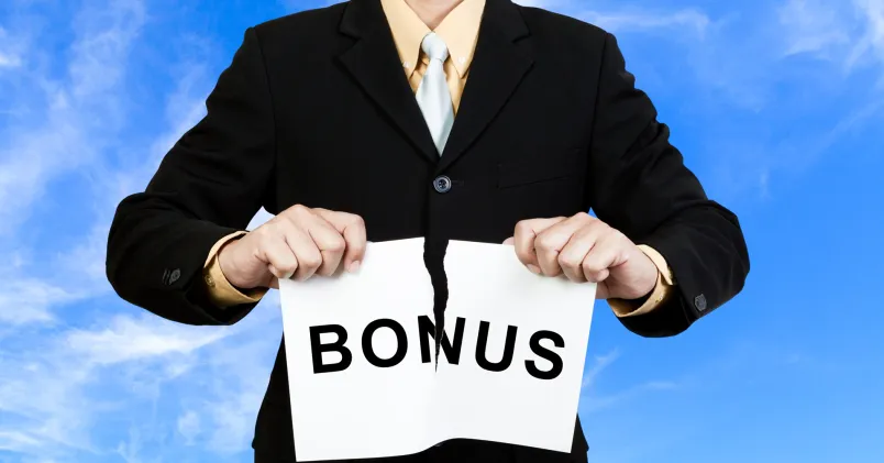 Prorogationsavtal. Kostymklädd man river sönder ett papper med texten bonus.