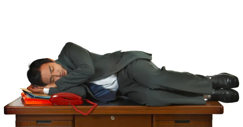 Sovande man på jobbet