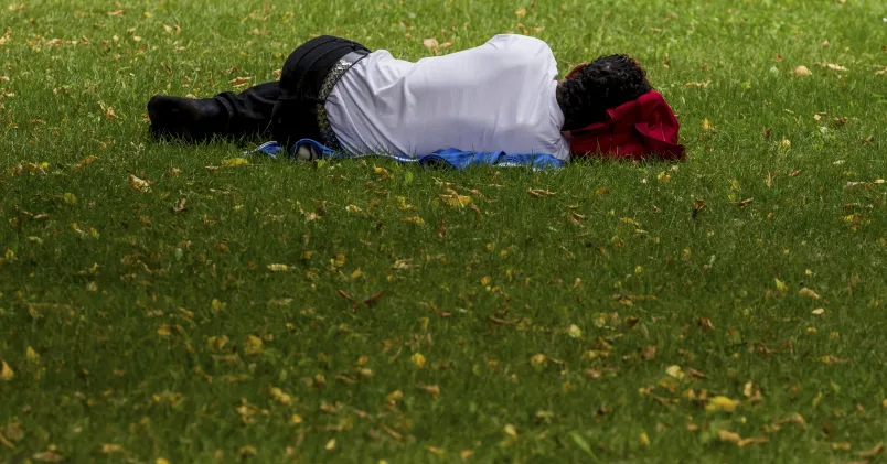 Man som sover på jobbet