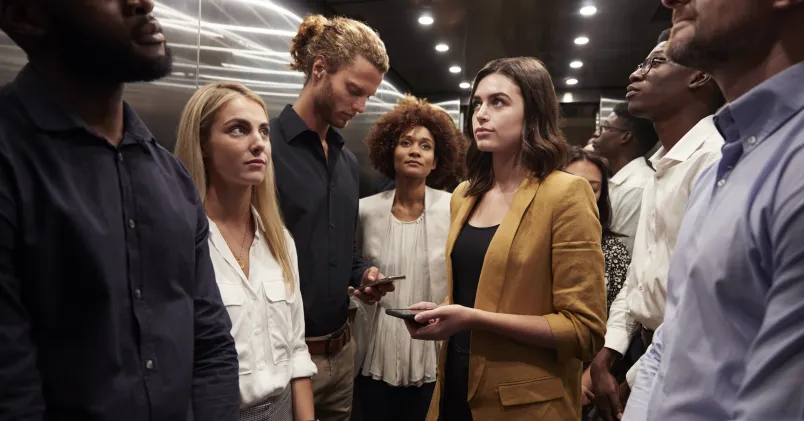 Personer av olika ”hisstyper” åker tillsammans i en kontorshiss – humoristisk skildring av beteenden på arbetsplatsen.